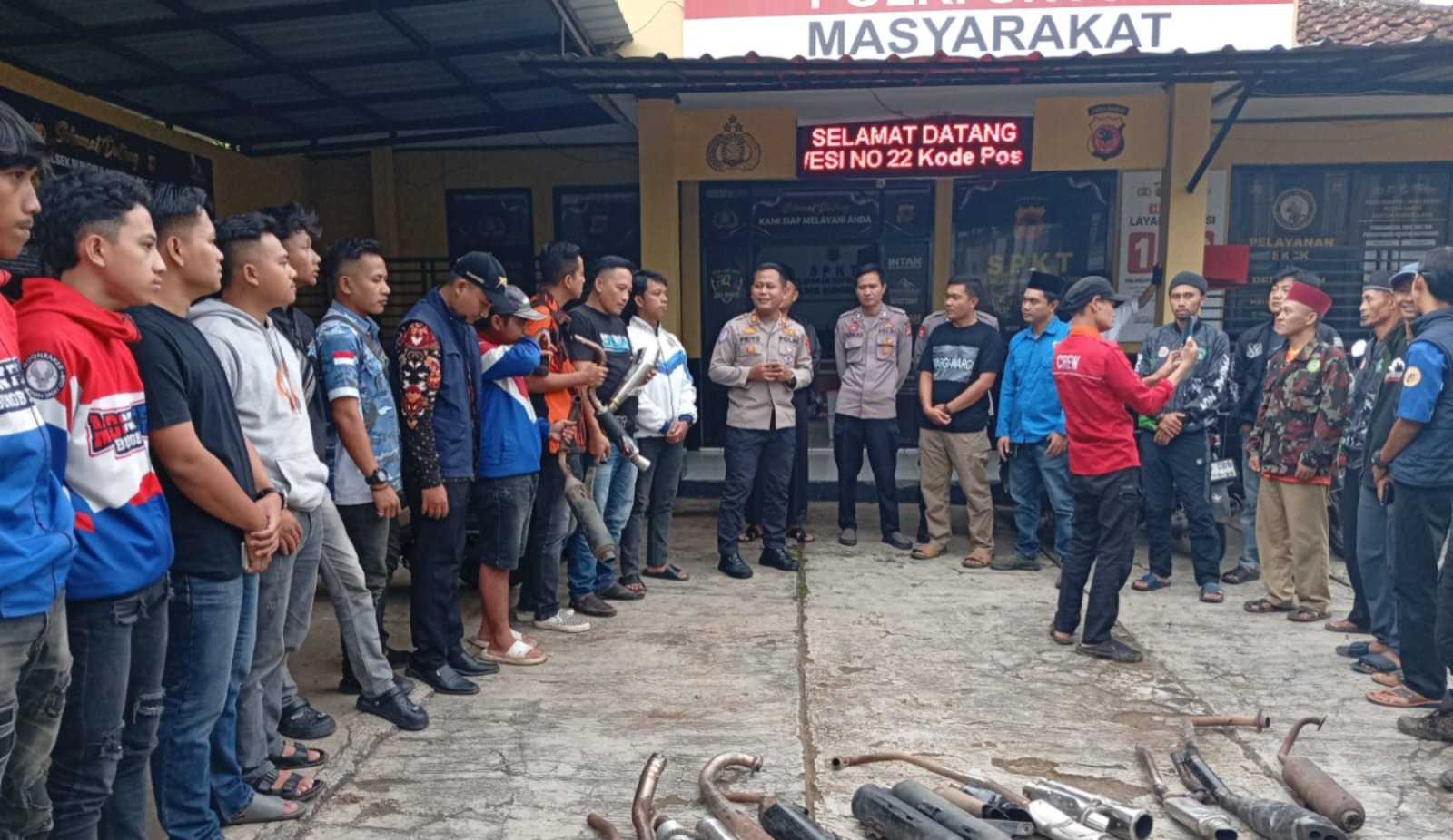 60 Knalpot Brong Diserahkan Sukarela, Polsek Bungbulang Gandeng OKP Ciptakan Situasi Kondusif